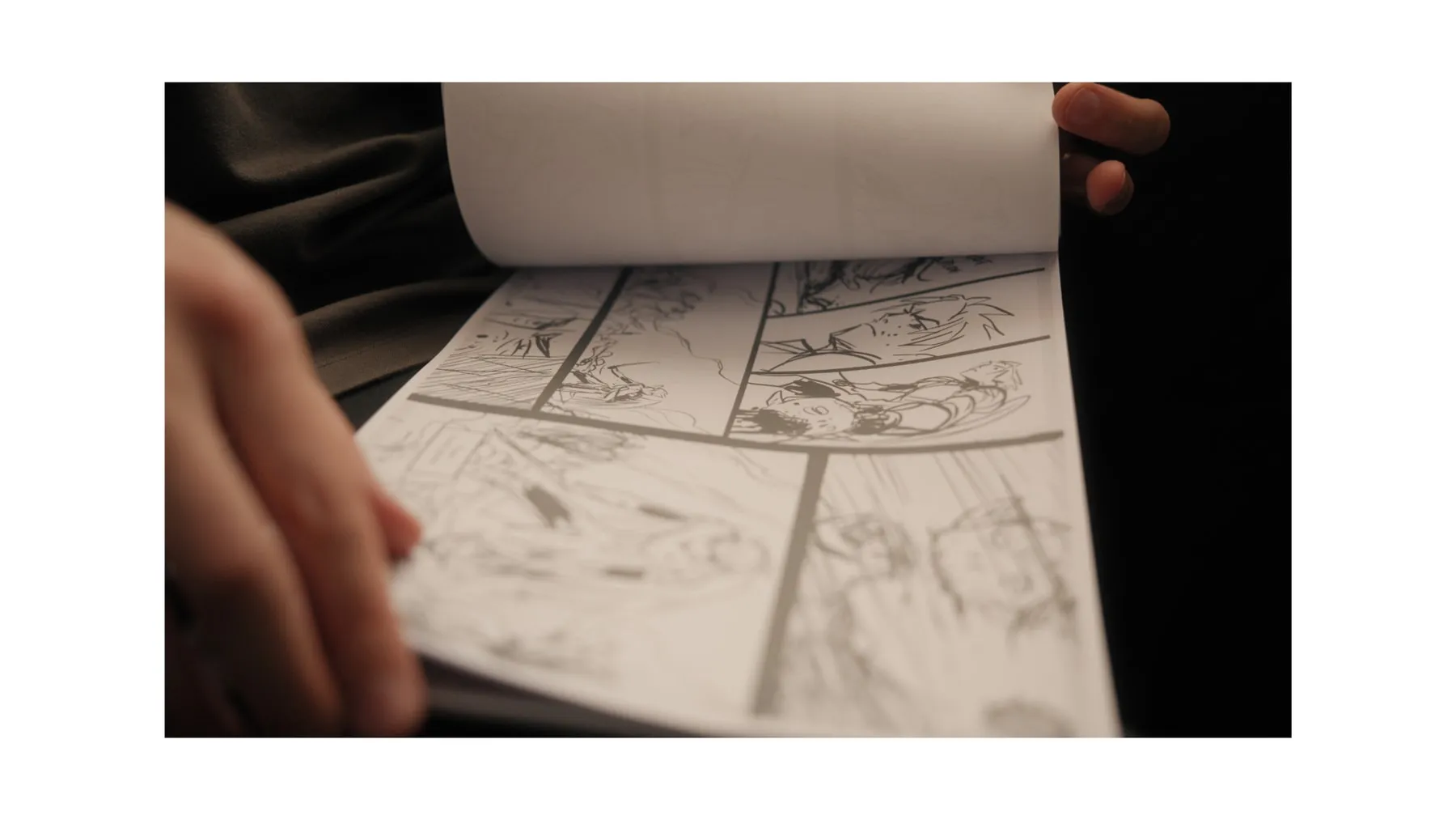 Folheando os esboços do mangá
